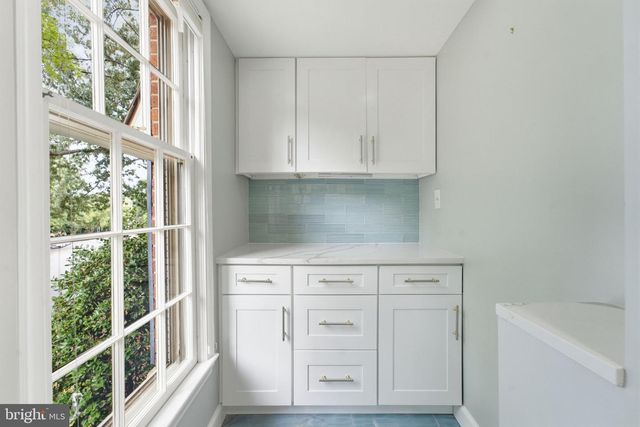 2405 S QUEEN ST, Arlington, VA 22202