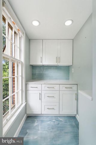 2405 S QUEEN ST, Arlington, VA 22202