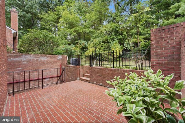 2405 S QUEEN ST, Arlington, VA 22202