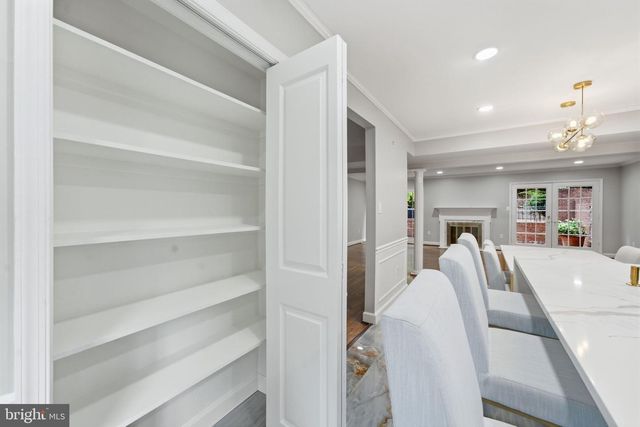 2405 S QUEEN ST, Arlington, VA 22202