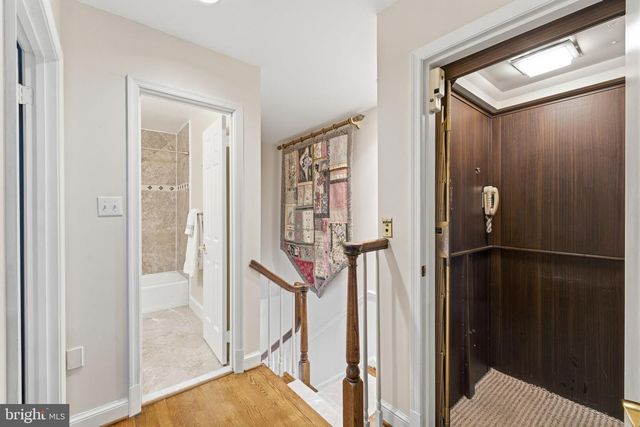 2405 S QUEEN ST, Arlington, VA 22202