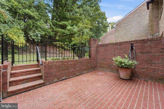 2405 S QUEEN ST, Arlington, VA 22202
