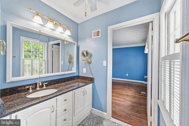 2405 S QUEEN ST, Arlington, VA 22202