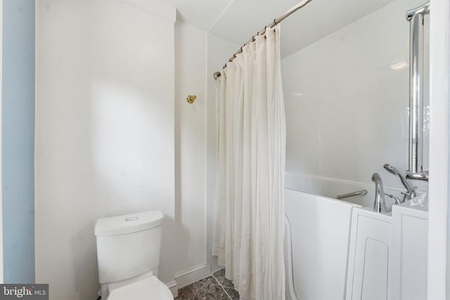 2405 S QUEEN ST, Arlington, VA 22202