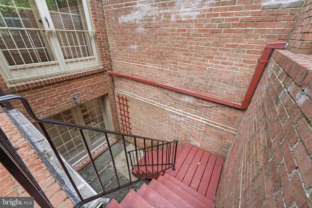 2405 S QUEEN ST, Arlington, VA 22202
