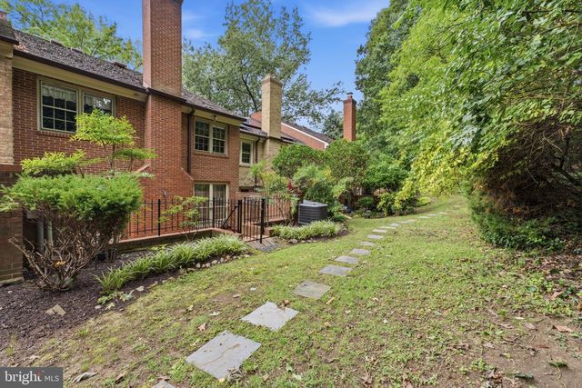 2405 S QUEEN ST, Arlington, VA 22202