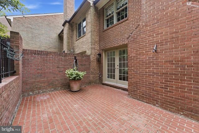 2405 S QUEEN ST, Arlington, VA 22202