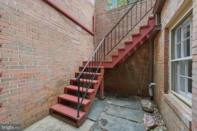 2405 S QUEEN ST, Arlington, VA 22202