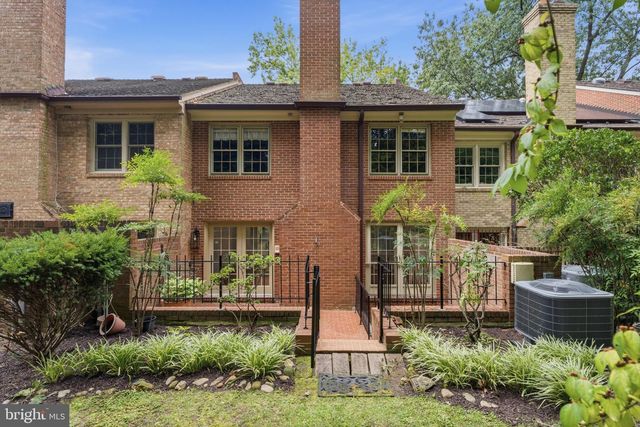 2405 S QUEEN ST, Arlington, VA 22202