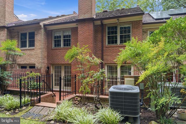 2405 S QUEEN ST, Arlington, VA 22202