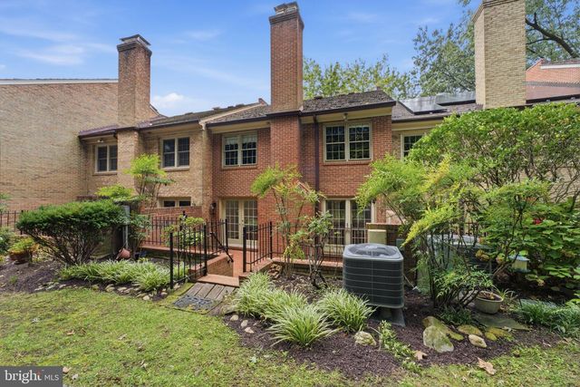 2405 S QUEEN ST, Arlington, VA 22202