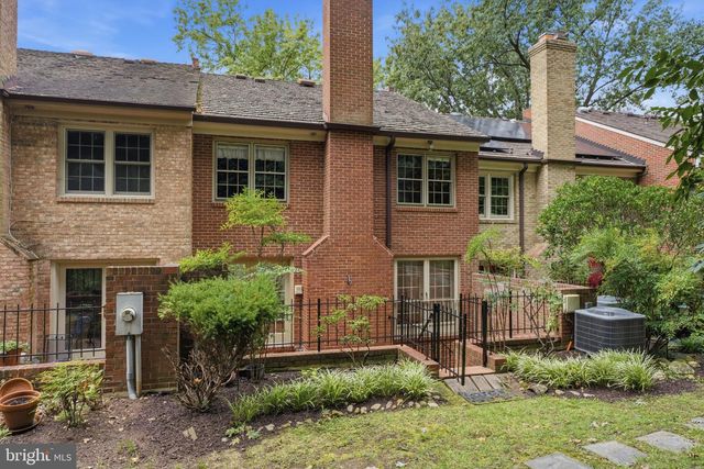 2405 S QUEEN ST, Arlington, VA 22202
