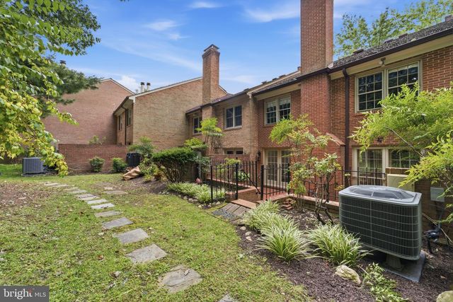 2405 S QUEEN ST, Arlington, VA 22202
