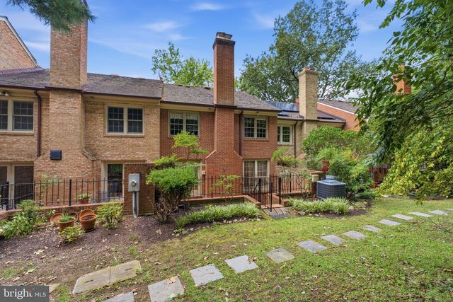 2405 S QUEEN ST, Arlington, VA 22202