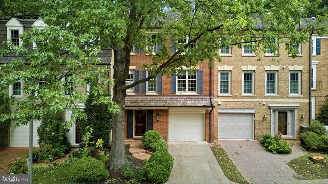 2405 S QUEEN ST, Arlington, VA 22202