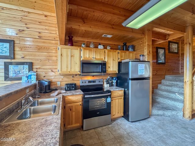 2607 Mountain Glory Trail, Sevierville, TN 37876