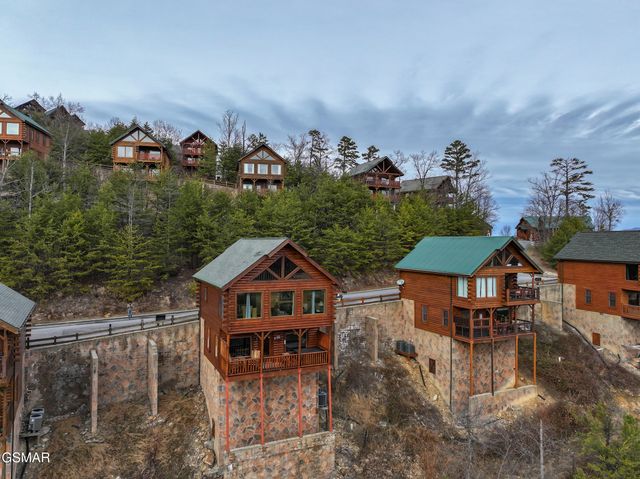 2607 Mountain Glory Trail, Sevierville, TN 37876