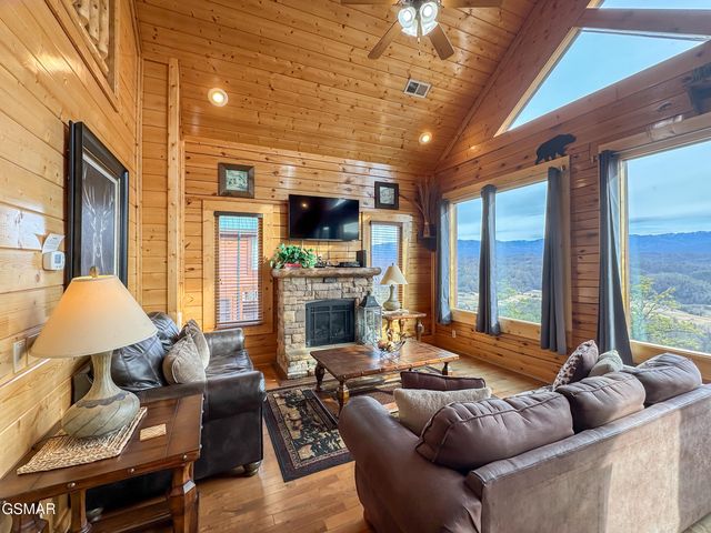 2607 Mountain Glory Trail, Sevierville, TN 37876