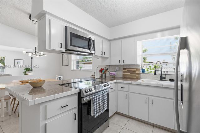 2425 Raleigh St, Hollywood, FL 33020