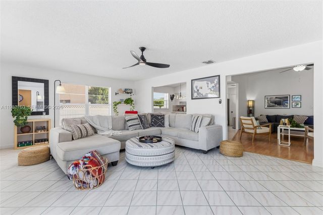 2425 Raleigh St, Hollywood, FL 33020