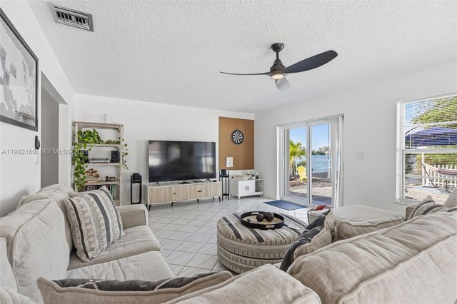 2425 Raleigh St, Hollywood, FL 33020