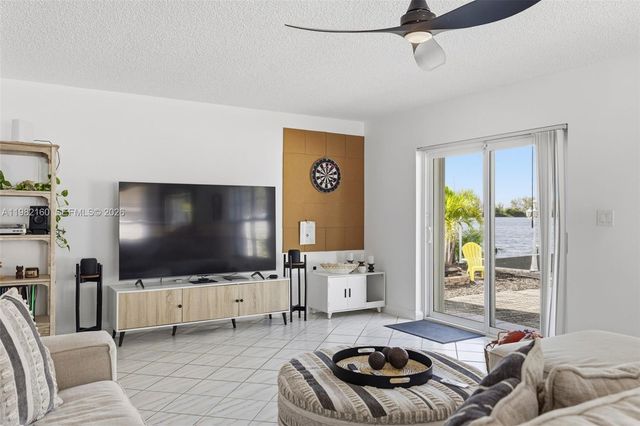 2425 Raleigh St, Hollywood, FL 33020