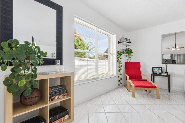 2425 Raleigh St, Hollywood, FL 33020