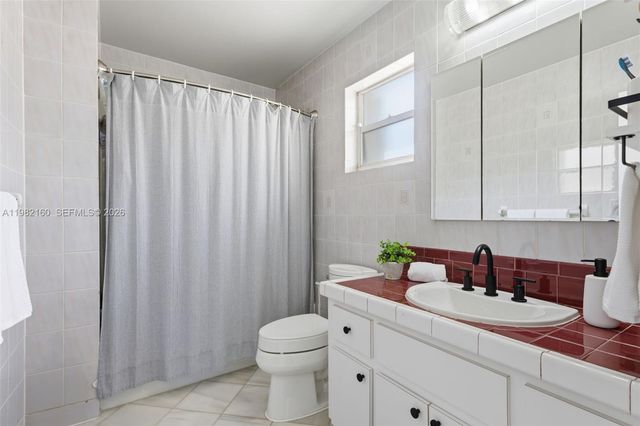 2425 Raleigh St, Hollywood, FL 33020