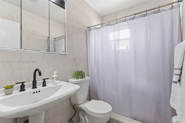 2425 Raleigh St, Hollywood, FL 33020