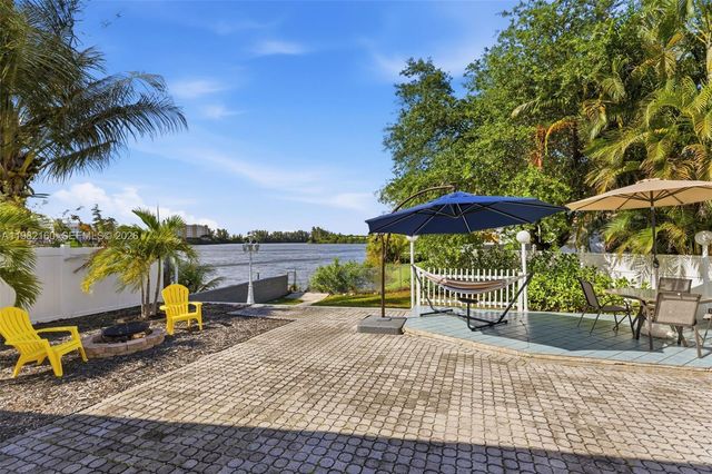 2425 Raleigh St, Hollywood, FL 33020