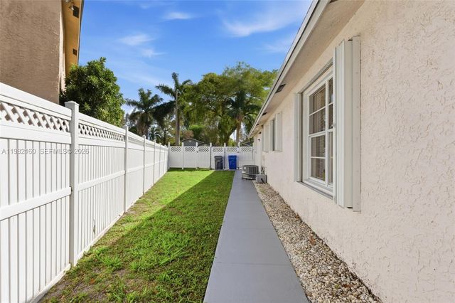 2425 Raleigh St, Hollywood, FL 33020