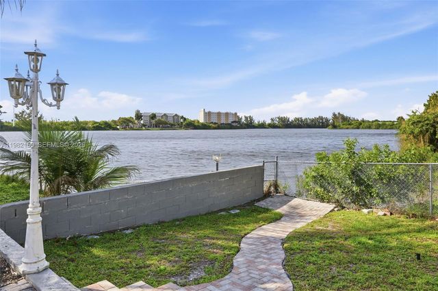 2425 Raleigh St, Hollywood, FL 33020