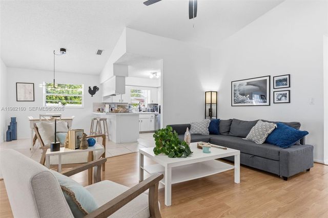 2425 Raleigh St, Hollywood, FL 33020