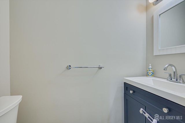 199 Applegate Lane, East Brunswick, NJ 08816