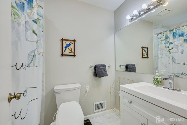 199 Applegate Lane, East Brunswick, NJ 08816