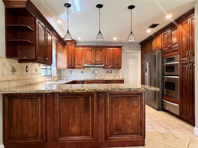 15501 Dover Ct, Davie, FL 33331