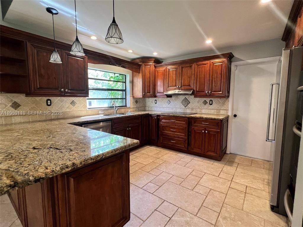 15501 Dover Ct, Davie, FL 33331