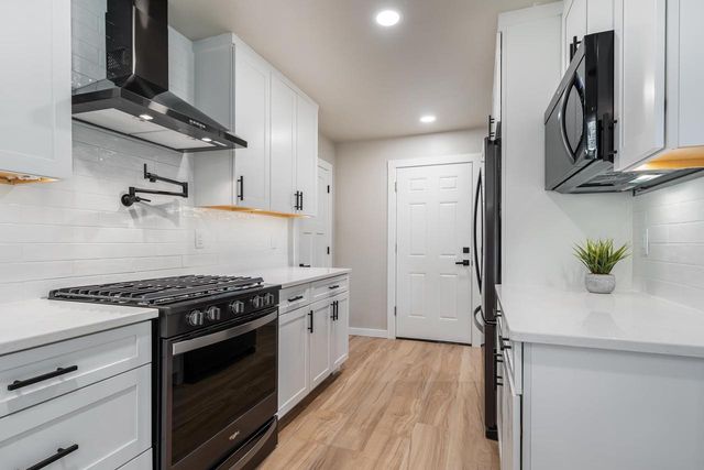 379 WILLOW LANE, Menasha, WI 54952