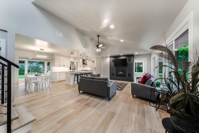379 WILLOW LANE, Menasha, WI 54952