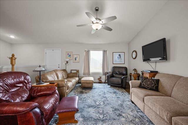 862 S Cattail Cir, Haysville, KS 67060