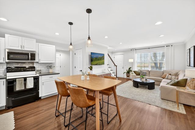 709 Ashworth Cir, Nashville, TN 37211