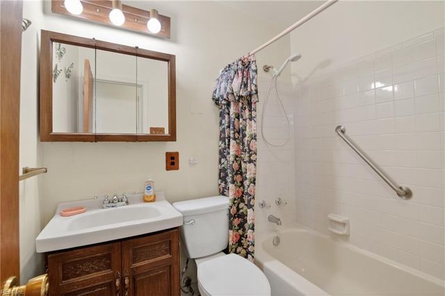 405 Dunmore DR, Newport News, VA 23602