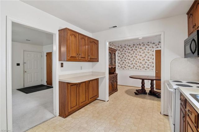405 Dunmore DR, Newport News, VA 23602