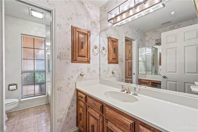 1811 Lion Lake S Drive, Progreso Lakes, TX 78596