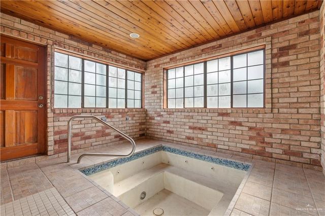 1811 Lion Lake S Drive, Progreso Lakes, TX 78596