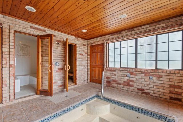 1811 Lion Lake S Drive, Progreso Lakes, TX 78596