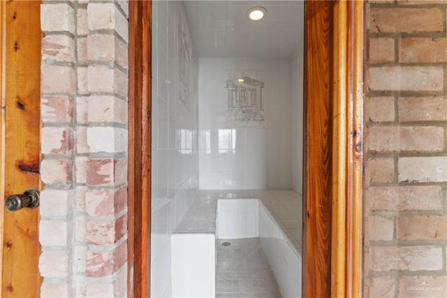 1811 Lion Lake S Drive, Progreso Lakes, TX 78596