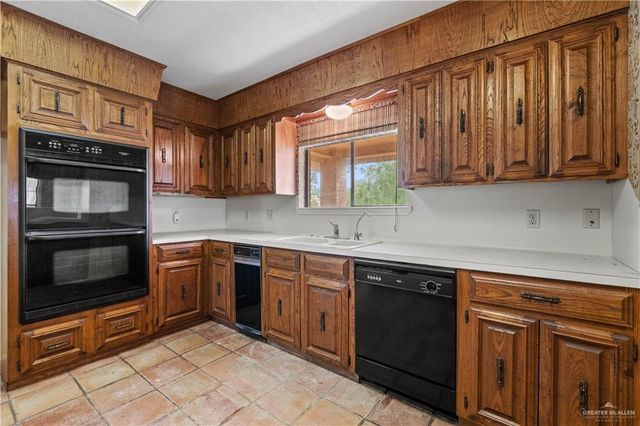 1811 Lion Lake S Drive, Progreso Lakes, TX 78596