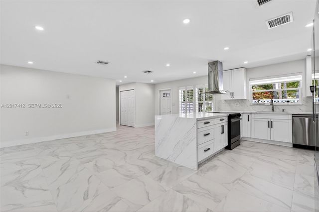 4010 NE 22nd Ave, Lighthouse Point, FL 33064