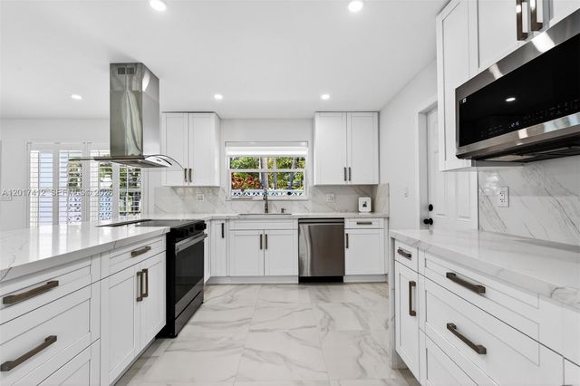 4010 NE 22nd Ave, Lighthouse Point, FL 33064